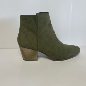 Green suede Apt 9 boots